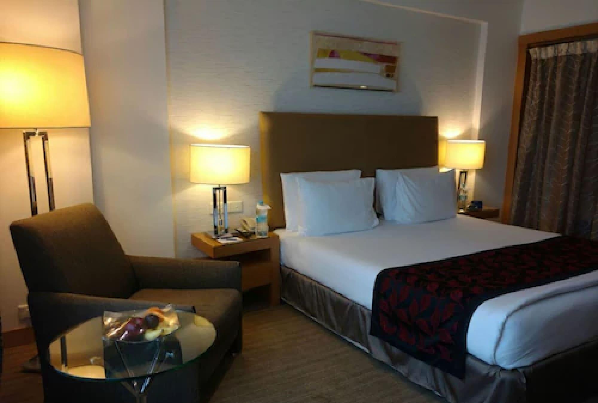 Radisson Blu Hotel Pune Kharadi Exterior photo A room at the hotel