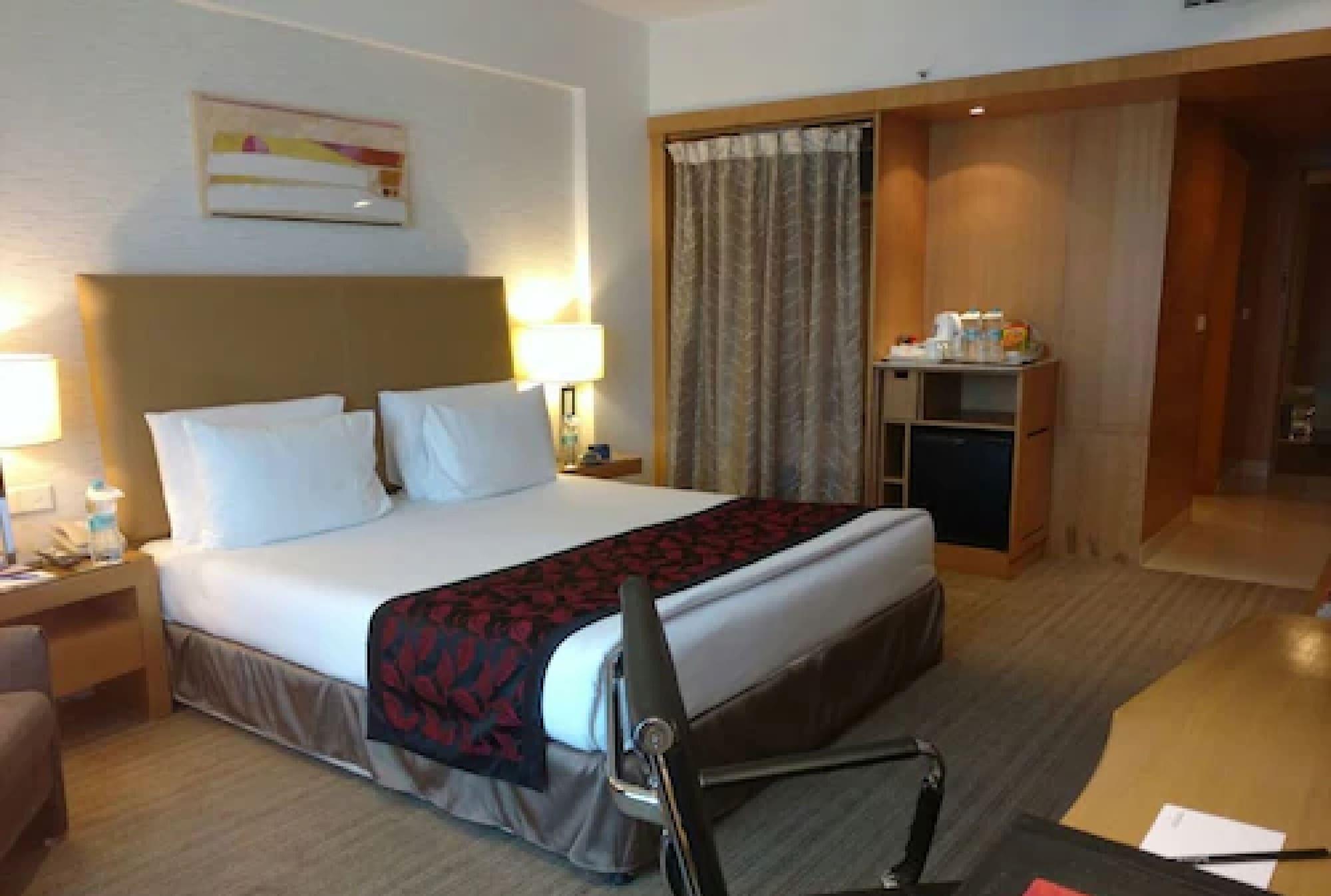 Radisson Blu Hotel Pune Kharadi Exterior photo A room at the hotel