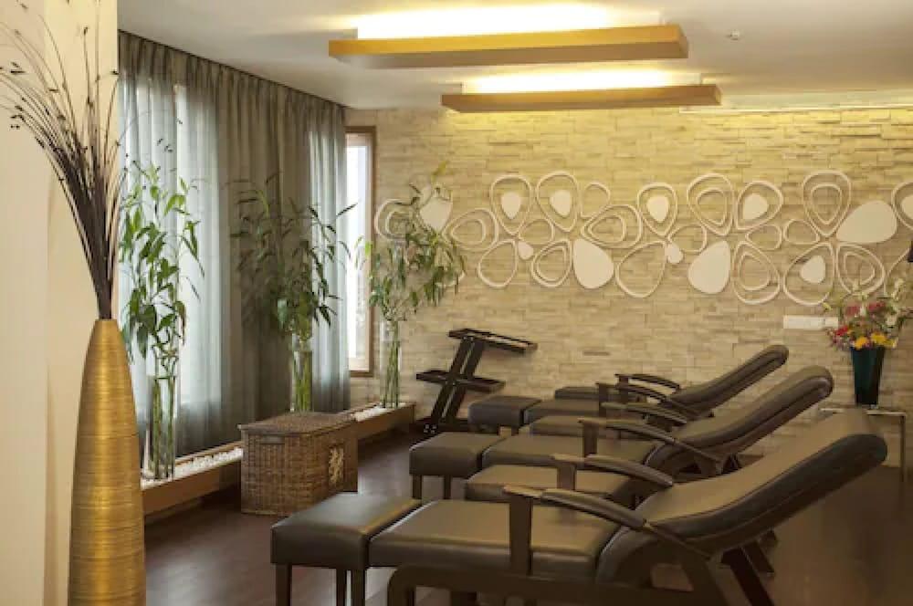 Radisson Blu Hotel Pune Kharadi Exterior photo The spa at the hotel