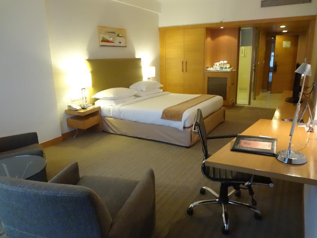 Radisson Blu Hotel Pune Kharadi Exterior photo A room at the hotel