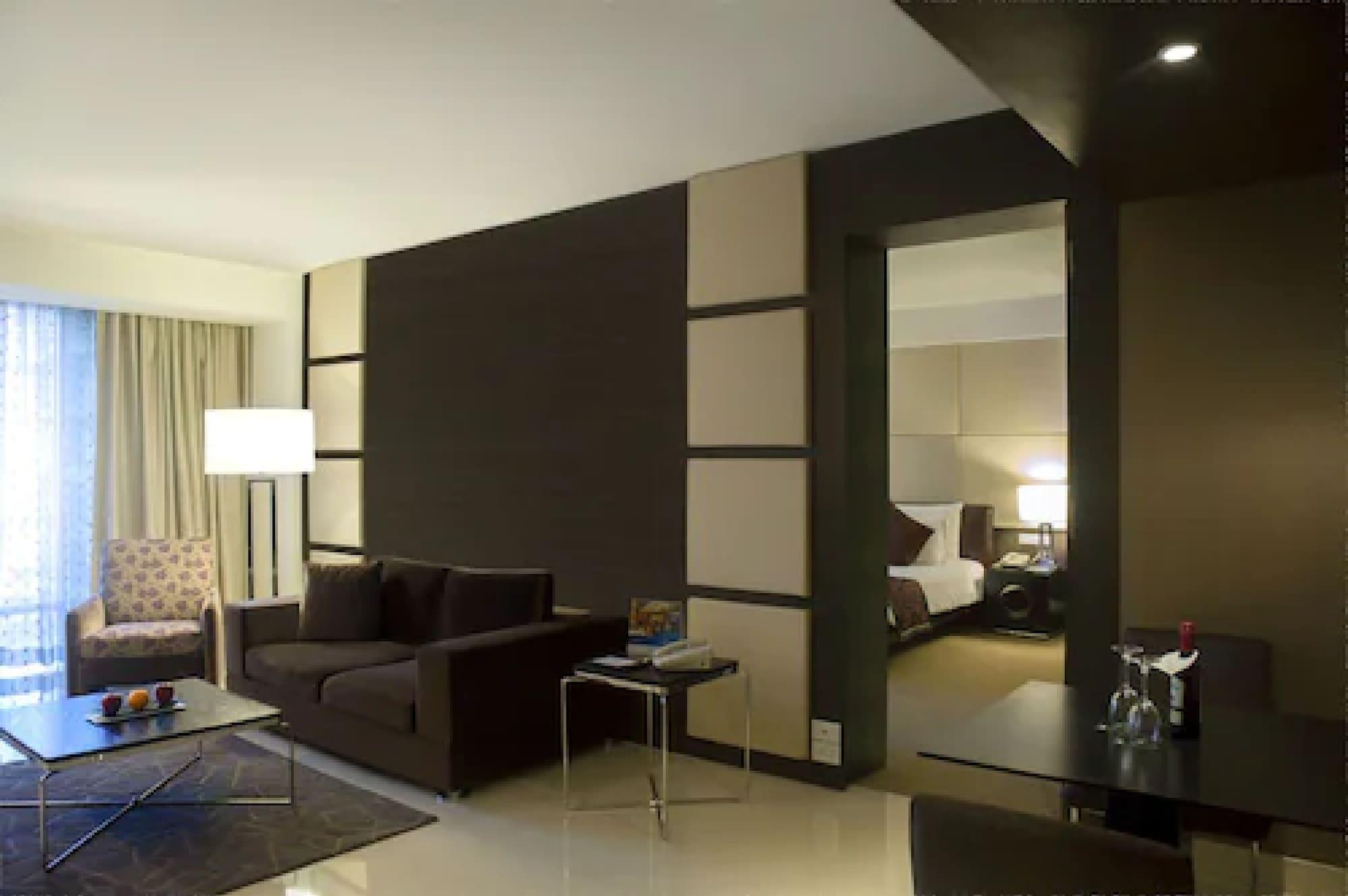 Radisson Blu Hotel Pune Kharadi Exterior photo A suite at the hotel