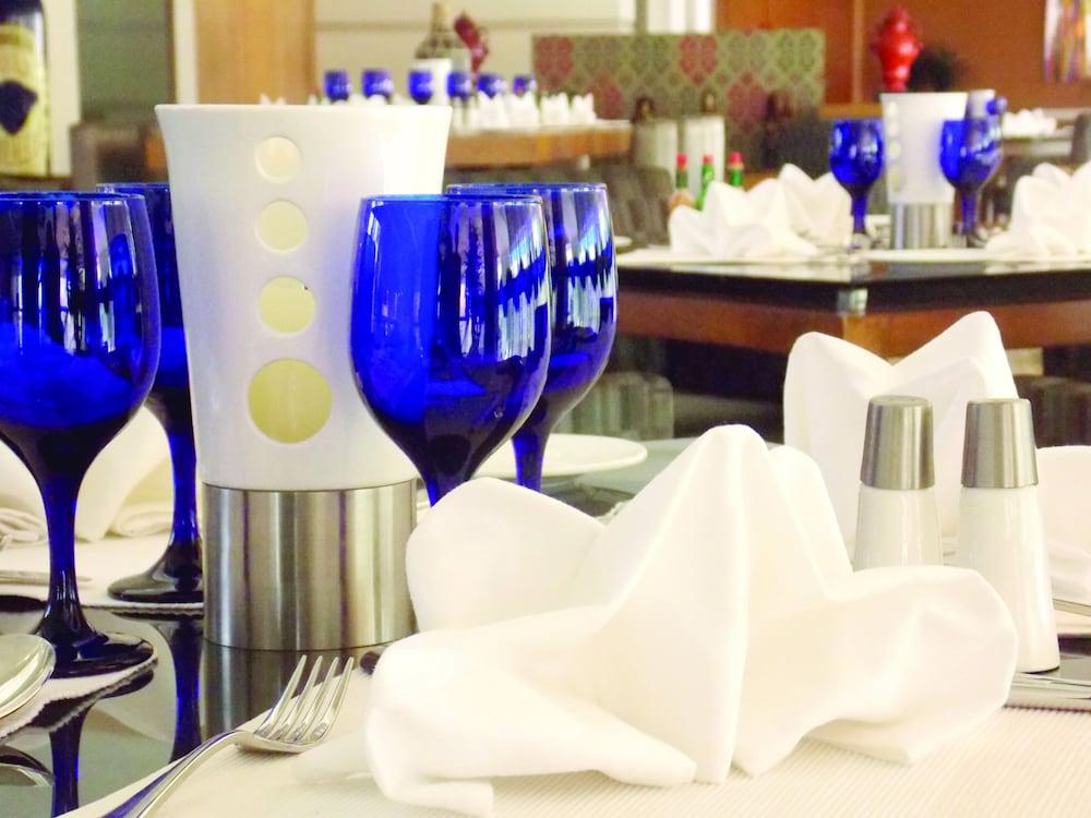 Radisson Blu Hotel Pune Kharadi Exterior photo Table setting