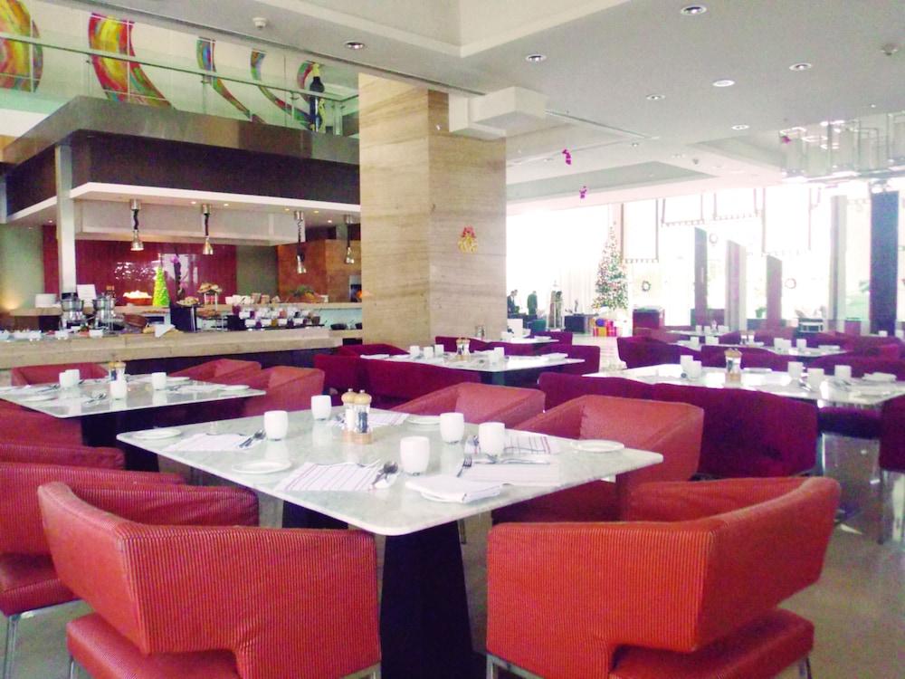 Radisson Blu Hotel Pune Kharadi Exterior photo The restaurant