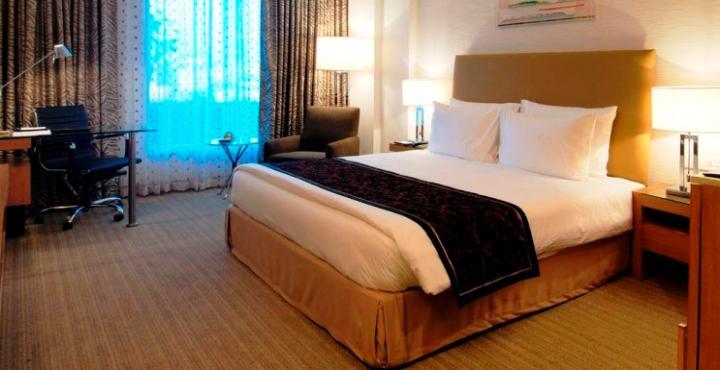 Radisson Blu Hotel Pune Kharadi Exterior photo A bed runner