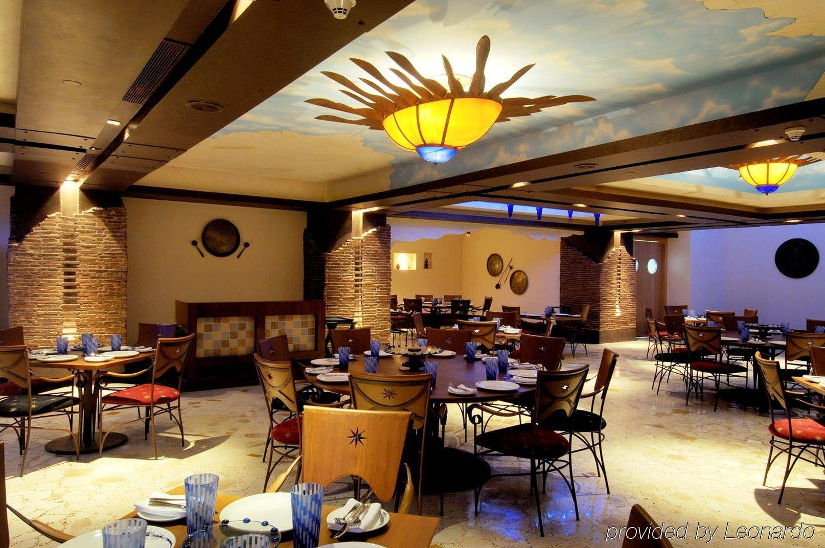 Radisson Blu Hotel Pune Kharadi Restaurant photo The interior of the restaurant