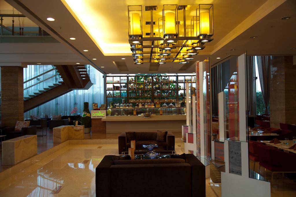 Radisson Blu Hotel Pune Kharadi Exterior photo The lobby of the hotel