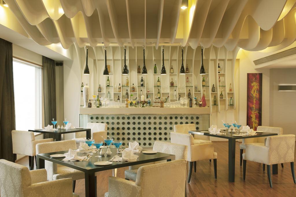 Radisson Blu Hotel Pune Kharadi Exterior photo The Bar