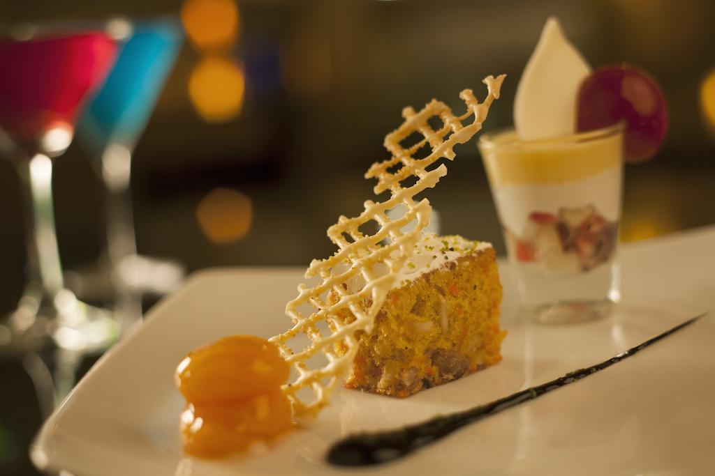 Radisson Blu Hotel Pune Kharadi Exterior photo A dessert