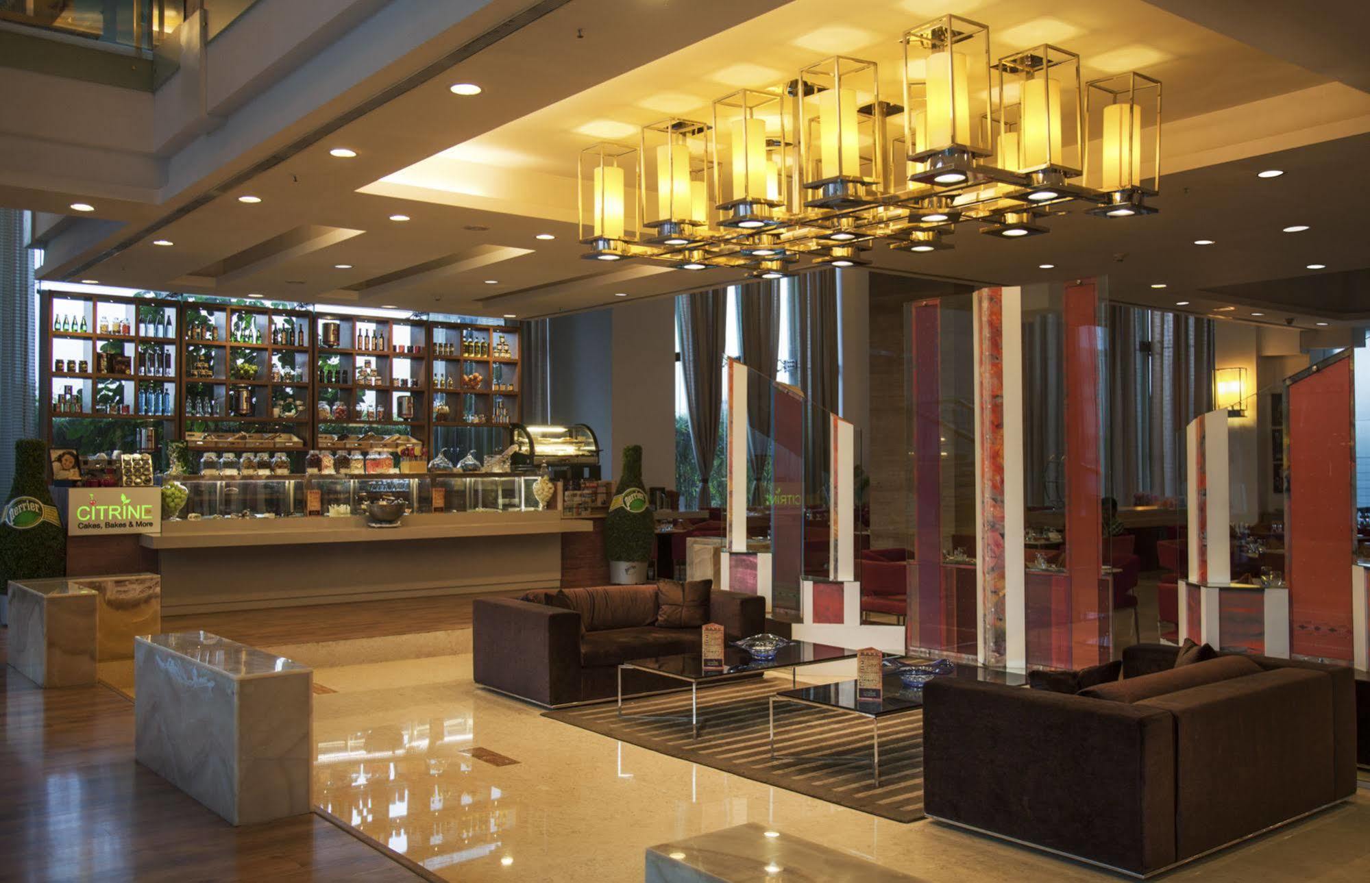 Radisson Blu Hotel Pune Kharadi Exterior photo Lobby
